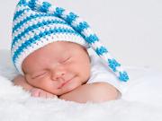 Mavi Beyaz Şapkalı Uyuyan Bebek Yapbozu Oyna